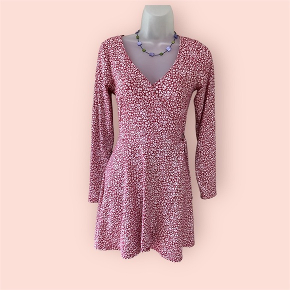 Hollister Dresses & Skirts - EUC Hollister Red/White V-neck Floral Long Sleeve Wrap Mini Dress